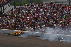 Oriol Servia, Rahal Letterman Lanigan Racing Honda and Ed Carpenter, CFH Racing Chevrolet crash