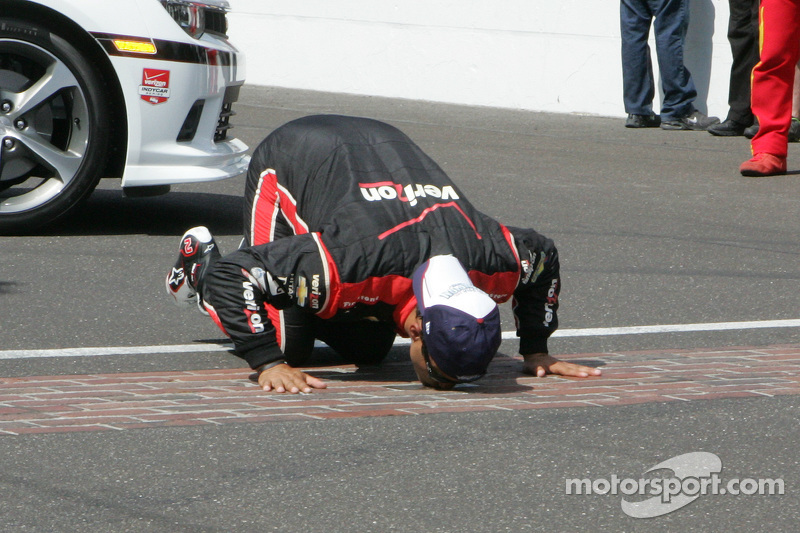 Le vainqueur Juan Pablo Montoya, Team Penske Chevrolet fête son succès