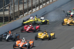 Авария Сэджа Карама, Chip Ganassi Racing Chevrolet и Такума Сато, A.J. Foyt Enterprises crash