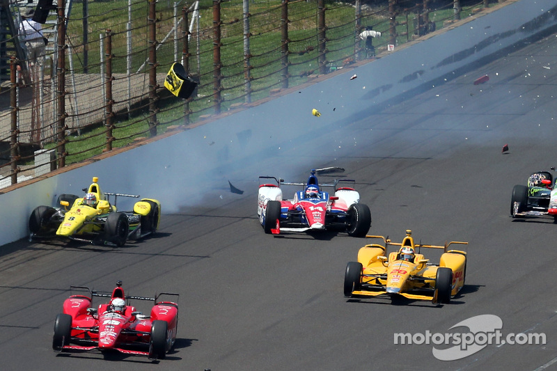 Sage Karam, Chip Ganassi Racing Chevrolet and Takuma Sato, A.J. Foyt Enterprises crash