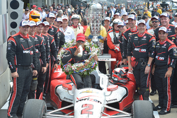 El ganador Juan Pablo Montoya, Team Penske Chevrolet celebra