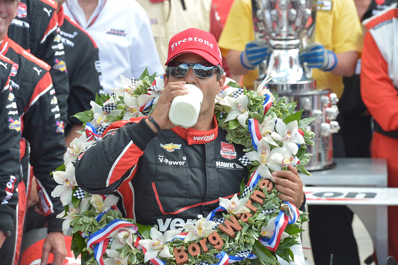 Le vainqueur Juan Pablo Montoya, Team Penske Chevrolet fête son succès