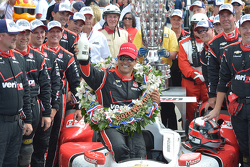 El ganador Juan Pablo Montoya, Team Penske Chevrolet celebra