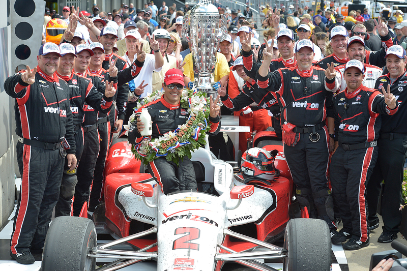 Le vainqueur Juan Pablo Montoya, Team Penske Chevrolet fête son succès