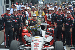 Race winner Juan Pablo Montoya, Team Penske Chevrolet celebrates