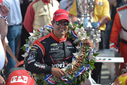 1. Juan Pablo Montoya, Team Penske, Chevrolet, feiert
