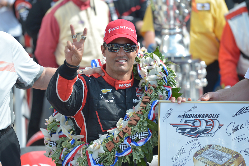 Juara balapan Juan Pablo Montoya, Team Penske Chevrolet merayakans