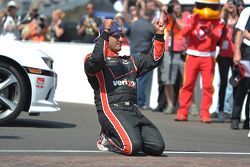 Race winner Juan Pablo Montoya, Team Penske Chevrolet celebrates