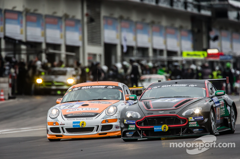 #79 Prosport Performance, Porsche Cayman R: Klaus Bauer, Richard Gartner, Moritz Kranz, Andreas Patzelt und #48 Aston Martin Test Centre, Aston Martin V12: Liam Talbot, Florian Kamelger, Peter Cate, Wolfgang Schuhbauer