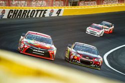 Kyle Busch, Joe Gibbs Racing Toyota and Jeff Gordon, Hendrick Motorsports Chevrolet