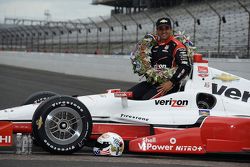 Le vainqueur Juan Pablo Montoya, Team Penske Chevrolet pendant le photoshoot du vainqueur