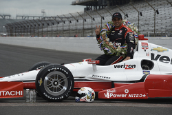 El ganador de la carrera, Juan Pablo Montoya, Team Penske Chevrolet, durante la sesión de fotos del
