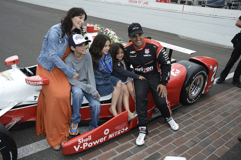 El ganador de la carrera, Juan Pablo Montoya, Team Penske Chevrolet, en la sesión de fotos del ganad
