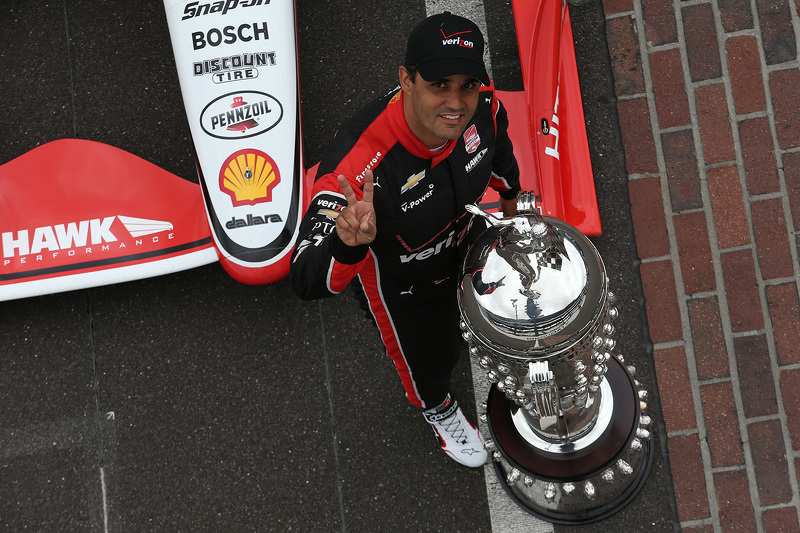 1. Juan Pablo Montoya, Team Penske, Chevrolet, während des Fotoshootings des Siegers