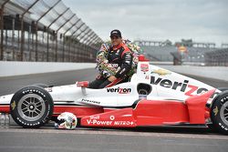 El ganador de la carrera, Juan Pablo Montoya, Team Penske Chevrolet, durante la sesión de fotos del