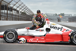El ganador de la carrera, Juan Pablo Montoya, Team Penske Chevrolet, durante la sesión de fotos del