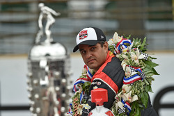 El ganador de la carrera, Juan Pablo Montoya, Team Penske Chevrolet, durante la sesión de fotos del