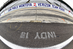 Juan Pablo Montoya en los pits