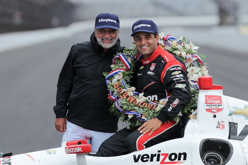 1. Juan Pablo Montoya, Team Penske, Chevrolet, während des Fotoshootings des Siegers