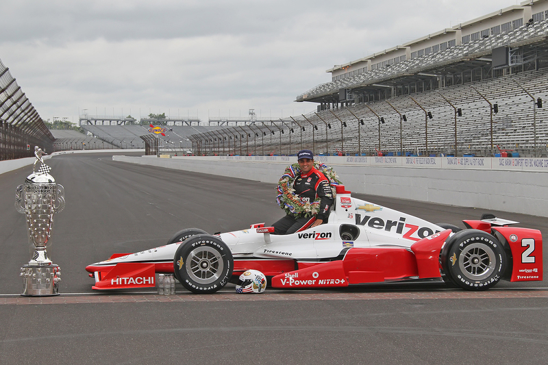 1. Juan Pablo Montoya, Team Penske, Chevrolet, während des Fotoshootings des Siegers