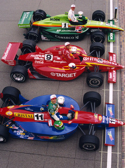 La première ligne, Greg Ray, Team Menard, Juan Pablo Montoya, Chip Ganassi Racing, et Eliseo Salazar, A.J. Foyt Enterprises