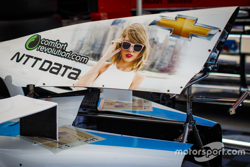 Nouvelle livrée pour Tony Kanaan, avec Taylor Swift