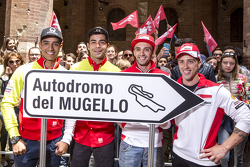 Yonny Hernandez e Danilo Petrucci, Pramac Racing Ducatis e Andrea Iannonen e Andrea Dovizioso, Ducati Team na Piazza del Campo, Siena