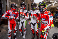 Andrea Dovizioso, Ducati Team e Yonny Hernandez e Danilo Petrucci, Pramac Racing Ducatis e Andrea Iannone, Ducati Team em Piazza del Campo, Siena