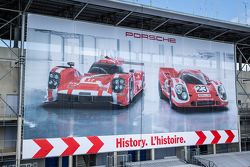 Cartello pubblicitario Porsche nel paddock