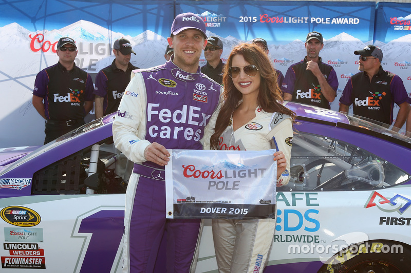 Ganador de la pole Denny Hamlin, Joe Gibbs Racing Toyota