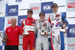 Podium Carrera 1: segundo lugar, Mikkel Jensen, Mücke Motorsport, con el ganador, Felix Rosenqvist,
