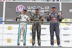 Podium: racewinnaar Matthieu Vaxivière, tweede plaats Jazeman Jaafar, derde plaats Dean Stoneman