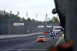 La bandera a cuadros para Jamie Green, Audi Sport Team Rosberg Audi RS 5 DTM