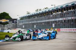 Carlos Munoz, Andretti Autosport Honda et Simon Pagenaud, Team Penske Chevrolet en lutte en piste