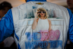 Tony Kanaan, Chip Ganassi Racing, Chevrolet, macht Werbung für Taylor Swift