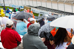 Los aficionados visten ropa de lluvia en Detroit