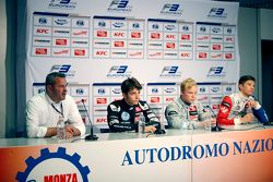 Conférence de presse : le directeur de course Nils Wittich, le troisième Charles Leclerc, Van Amersfoort Racing, le vainqueur Felix Rosenqvist et le deuxième, Jake Dennis, Prema Powerteam