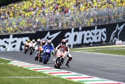 Yonny Hernandez, Pramac Racing Ducati, e Maverick Viñales, Team Suzuki MotoGP
