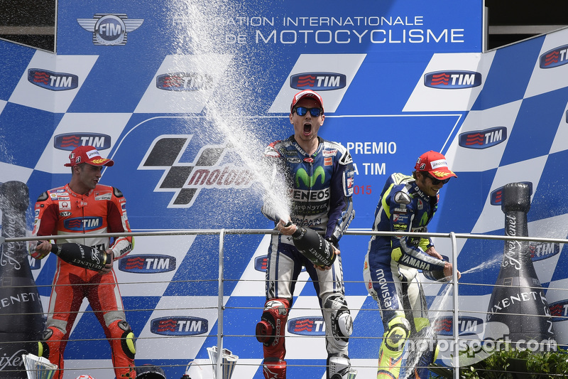 Podium: 2. Andrea Iannone, Ducati Team; 1. Jorge Lorenzo, und 3. Valentino Rossi, Yamaha Factory Rac