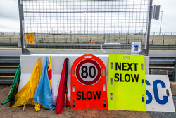 Les drapeaux et panneaux des commissaires : 80 slow, next slow, SC