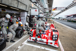 #17 Porsche Team Porsche 919 Hybrid: Timo Bernhard, Mark Webber, Brendon Hartley, Frédéric Makowiecki