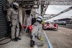 #17 Porsche Team Porsche 919 Hybrid: Timo Bernhard, Mark Webber, Brendon Hartley, Frédéric Makowiecki
