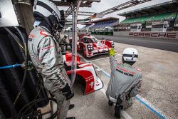 #17 Porsche Team Porsche 919 Hybrid: Timo Bernhard, Mark Webber, Brendon Hartley, Frédéric Makowiecki