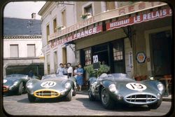 Aston Martin Racing am Hotel de France in Le Mans in den 1950er-Jahren