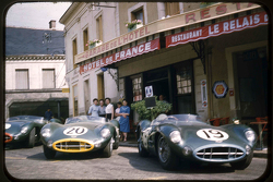 Aston Martin Racing à l'Hotel de France au Mans dans les années 50