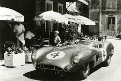 Aston Martin Racing am Hotel de France in Le Mans in den 1950er-Jahren