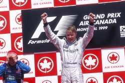 Podio: ganador de la carrera de Mika Hakkinen, McLaren, segundo lugar Giancarlo Fisichella, Benetton