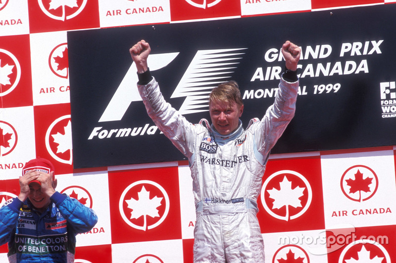 Podio: ganador de la carrera de Mika Hakkinen, McLaren, segundo lugar Giancarlo Fisichella, Benetton