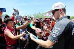 Nico Hulkenberg, Sahara Force India F1 firma autógrafos para los aficionados