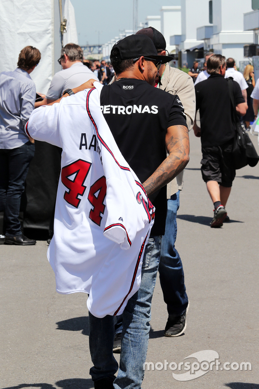 Lewis Hamilton, Mercedes AMG F1, trägt ein Baseball-Trikot der Boston Braves von Hank Aaron